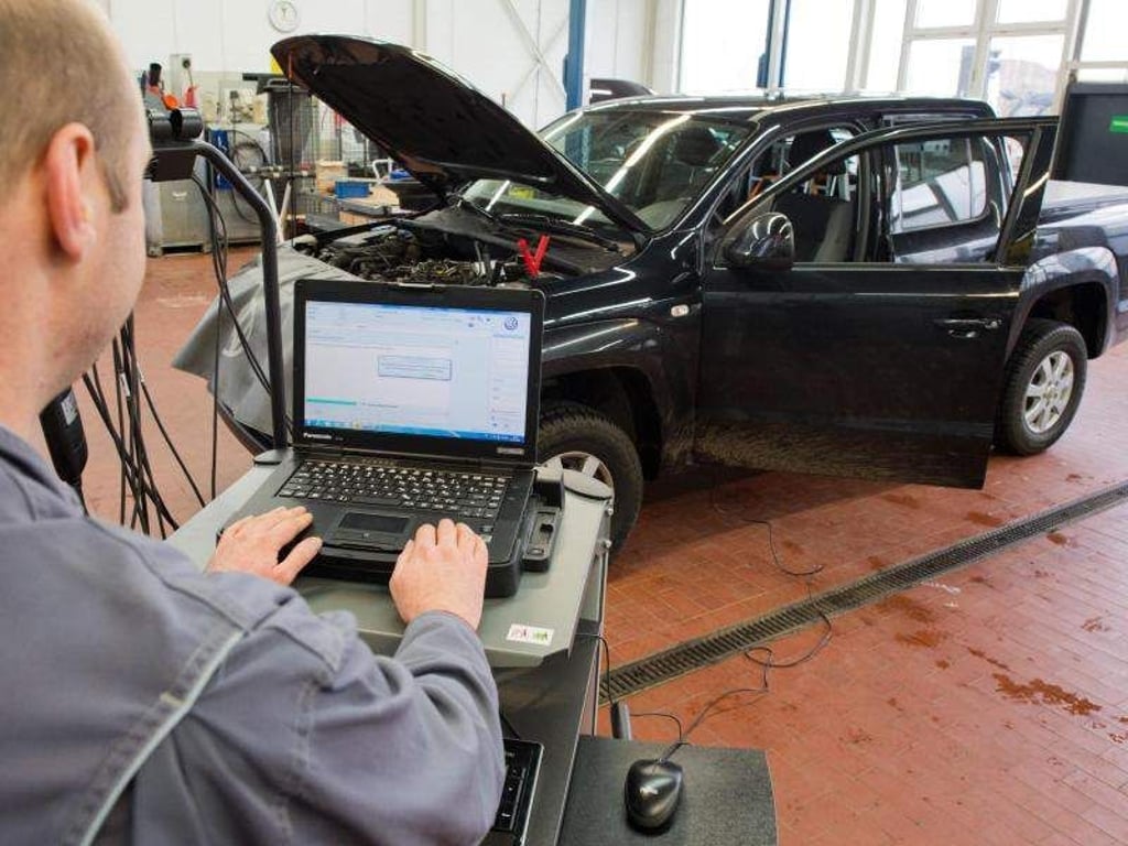 Ob das allein ausreicht? Ein Mechatroniker führt bei einem Diesel ein Software-Update durch. Foto: Julian Stratenschulte
