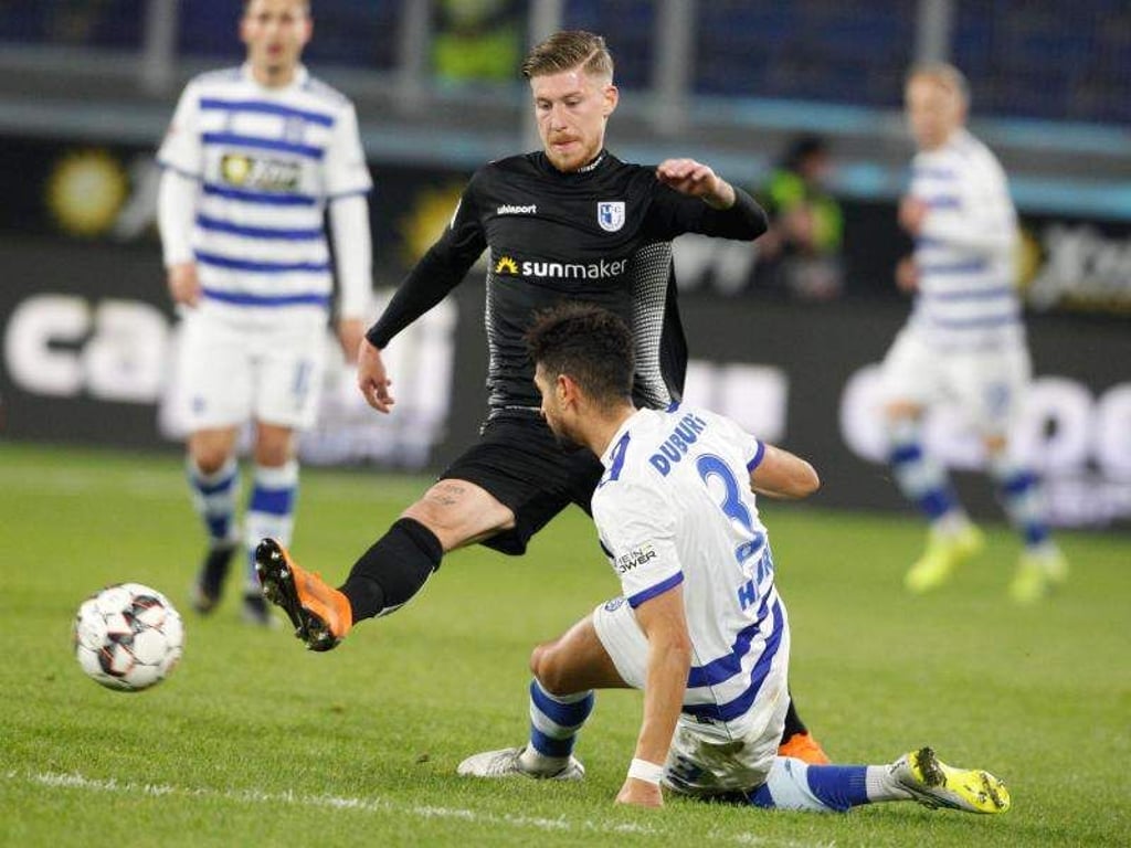 Der Magdeburger Timo Perthel (l.) und der Duisburger Enis Hjri kämpfen um den Ball. Foto: Roland Weihrauch