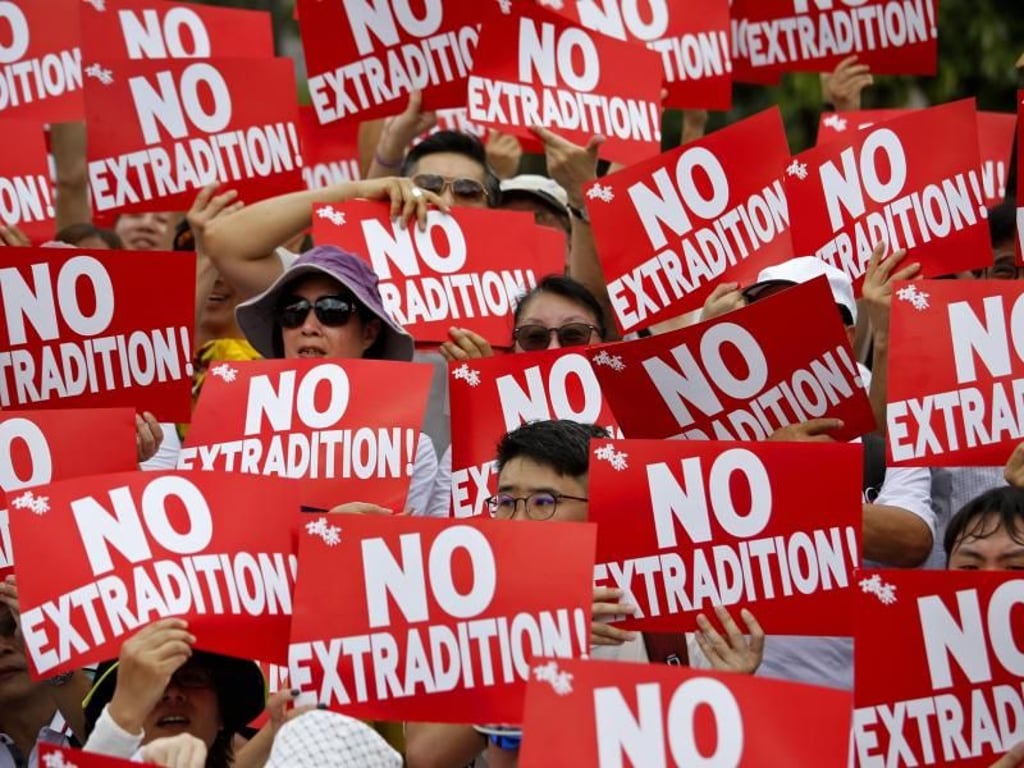 Einig im Kampf für die Freiheit: Demonstranten halten Plakate mit der Aufschrift: «No Extradition!» (Keine Auslieferung). Foto: AP