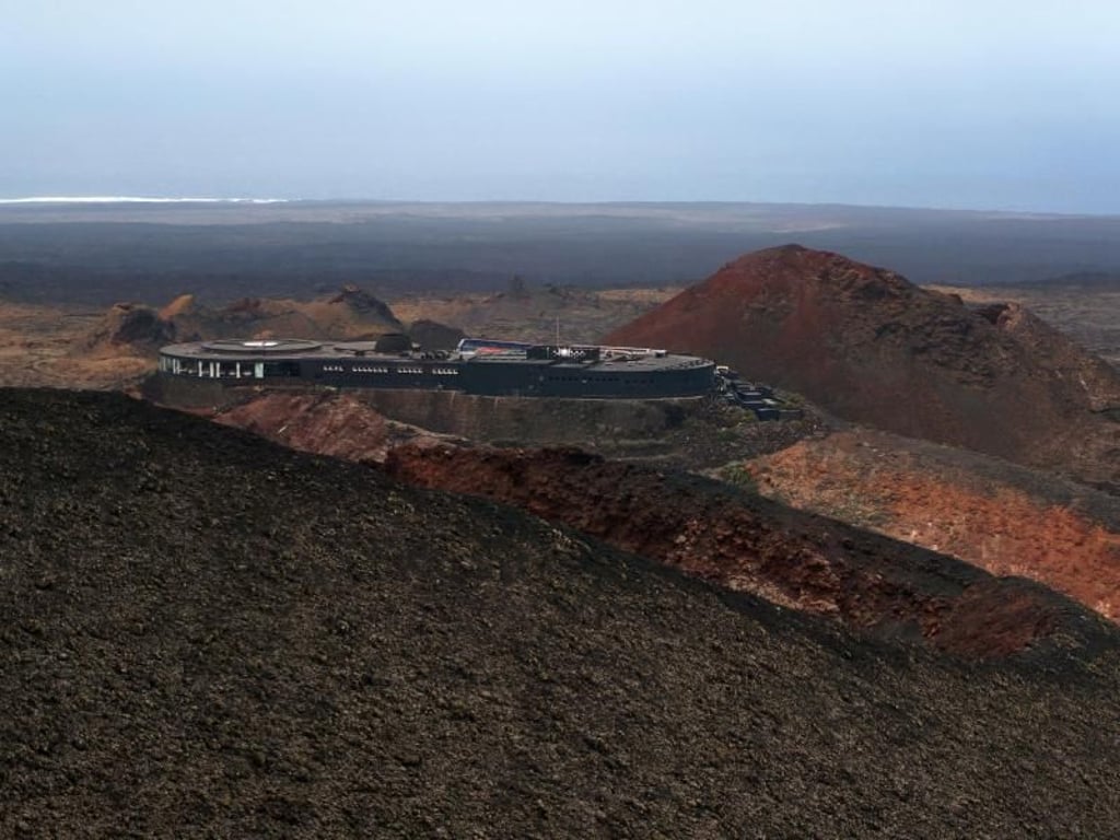 Wie ein Raumschiff, das soeben gelandet ist: César Manrique erbaute das Besucherzentrum auf dem Vulkan Islote de Hilario auf Lanzarote. Foto: Andrea Warnecke