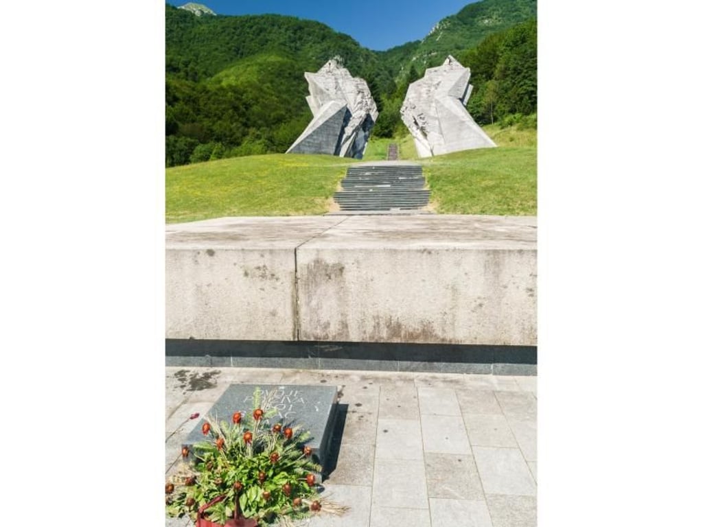 Im Sutjeska-Tal steht ein Denkmal, das an die Schlacht an der Sutjeska im Zweiten Weltkrieg erinnert. Foto: Philipp Laage