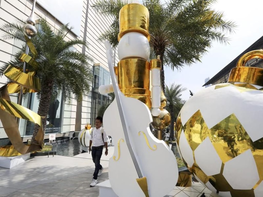 So sieht die Weihnachtsdekoration vor einem Einkaufszentrum in Thailand aus. Foto: Narong Sangnak