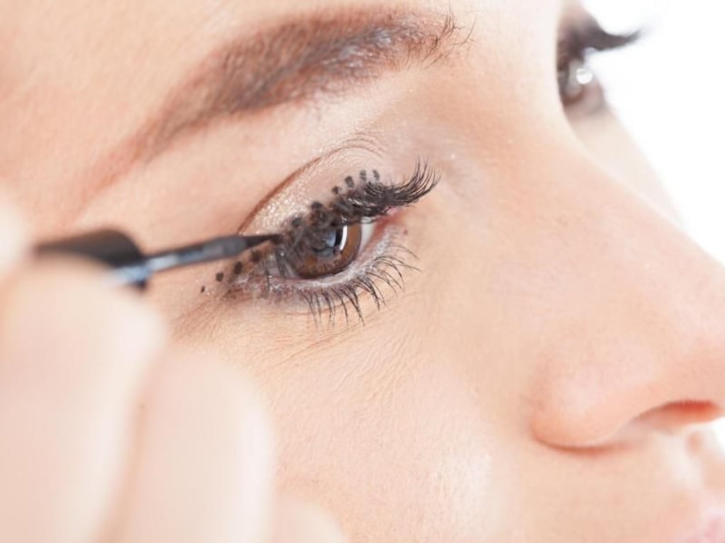 Wer sich nur kleine Pünktchen zwischen die Wimpern setzt, erzielt einen spannenden Effekt beim Augen-Make-up. Foto: Christin Klose