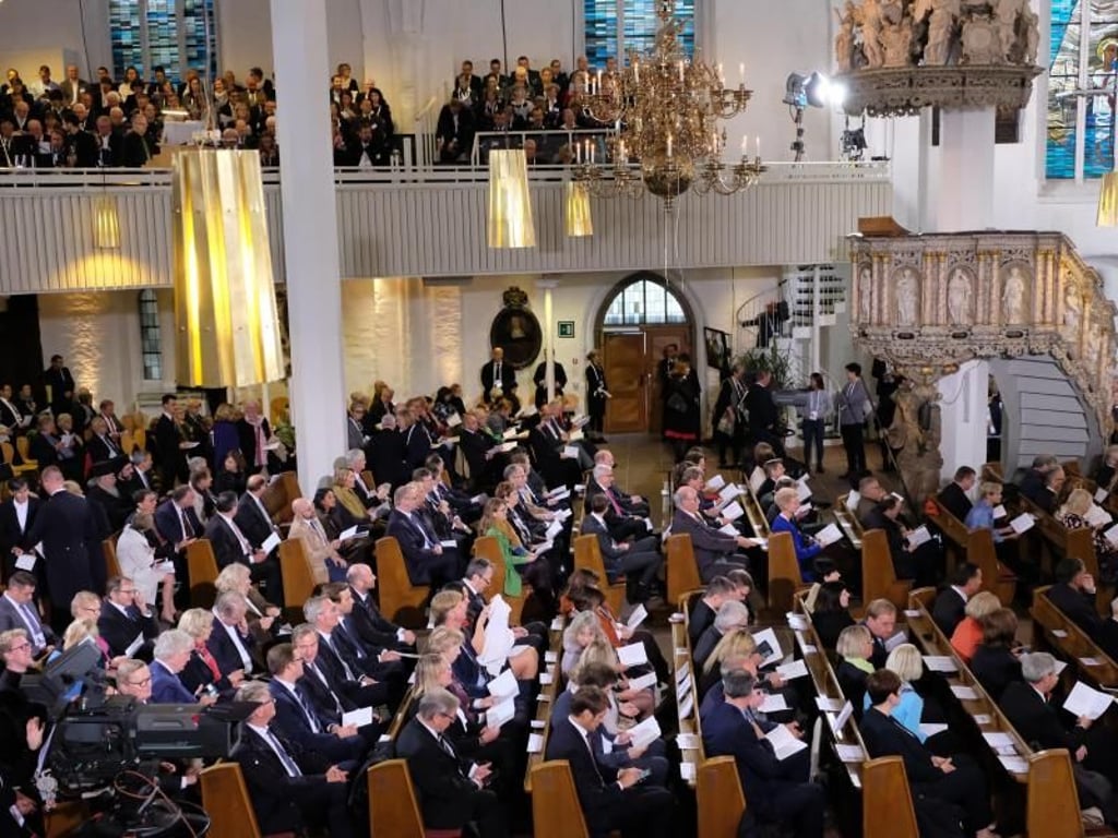 Die Sankt Nikolai Kirche zu Kiel ist beim ökumenischen Gottesdienst zum Tag der Deutschen Einheit voll besetzt. Foto: Ralf Adloff/Erzbistum Hamburg/dpa