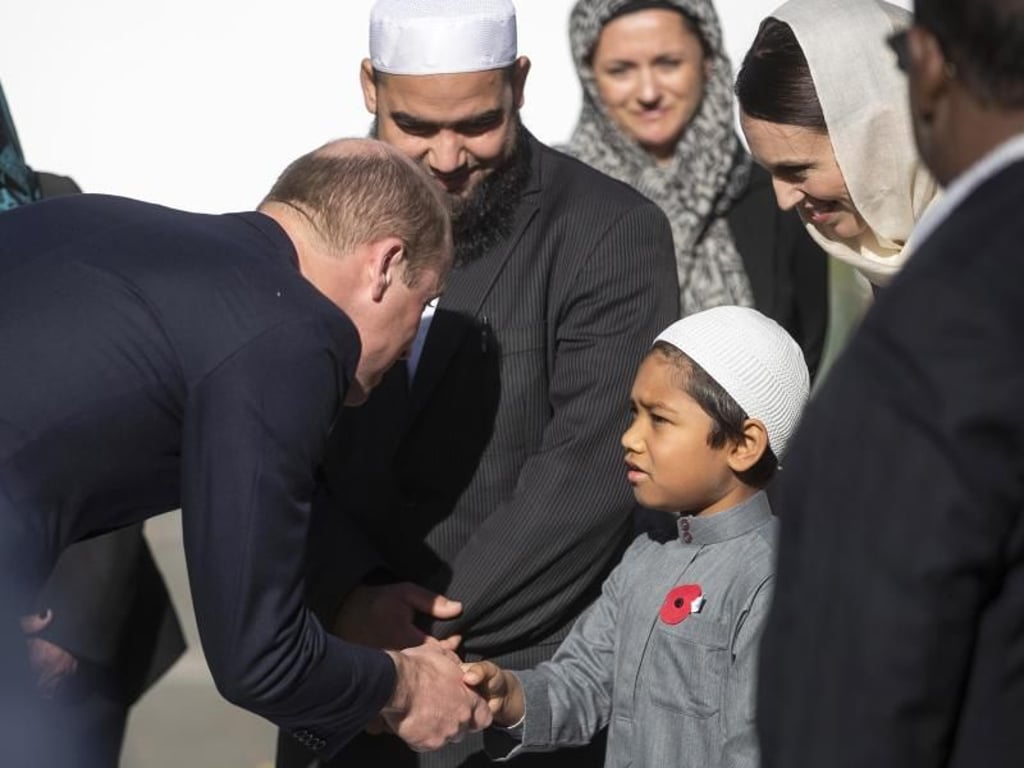 Prinz William (l) begrüßt in der Al-Noor-Moschee ein junges muslimisches Gemeinschaftsmitglied neben Jacinda Ardern (2.v.r), Premierministerin von Neuseeland. Foto: Joseph Johnson