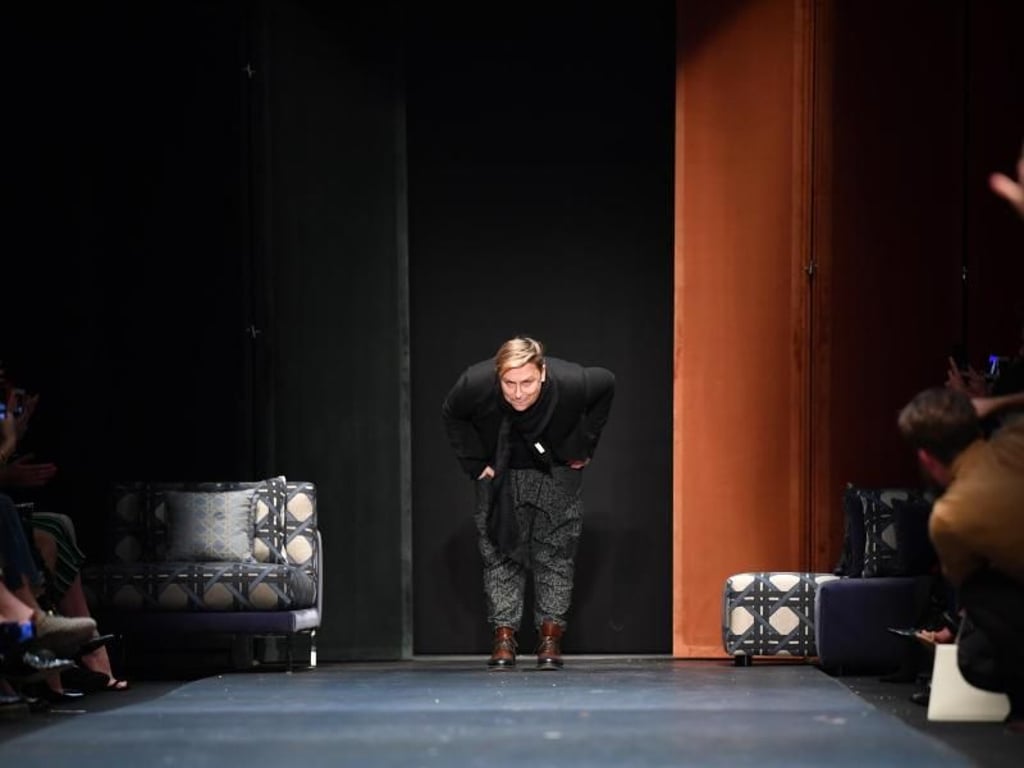 Designer Dawid Tomaszewski nimmt den Applaus entgegen. Foto: Jens Kalaene