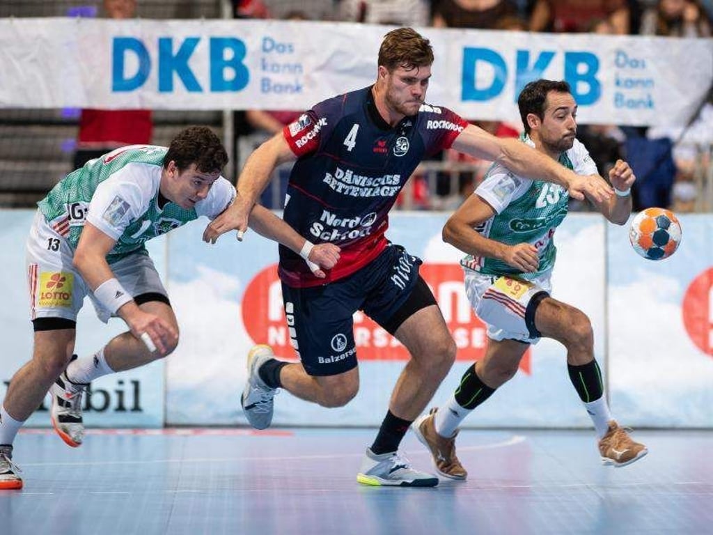 Johannes Golla (M) bleibt bis 2023 bei der SG Flensburg-Handewitt. Foto: Swen Pförtner/dpa