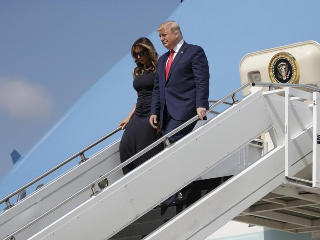 Donald Trump und First Lady Melania Trump verlassen in Dayton die Air Force One. Foto: Evan Vucci/AP