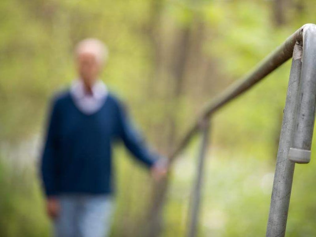 Wolfgang H. ist alkoholabhängig und zur Zeit in der geschlossenen Abteilung eines Altenheimes in Bayern untergebracht. Hier erhält weder eine Therapie noch Alkohol. Foto: Daniel Karmann