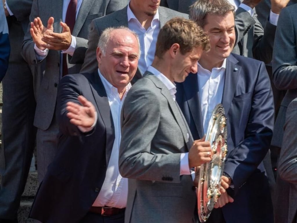 Uli Hoeneß (l) mit Thomas Müller (M) und Ministerpräsident Markus Söder beim Empfang im Hofgarten. Foto: Peter Kneffel