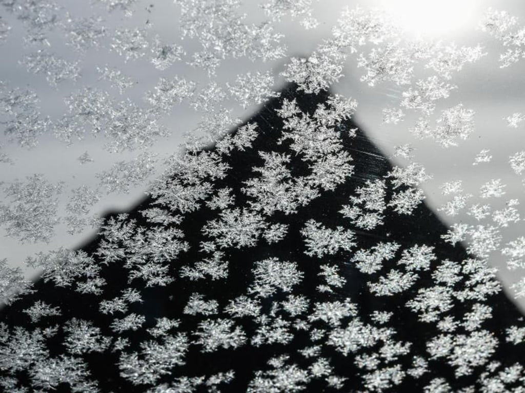 Eisblumen statt Frühlingsblüten sind zum kalendarischen Frühlingsanfang in Sieversdorf auf einer Autoscheibe zu sehen. Foto: Patrick Pleul