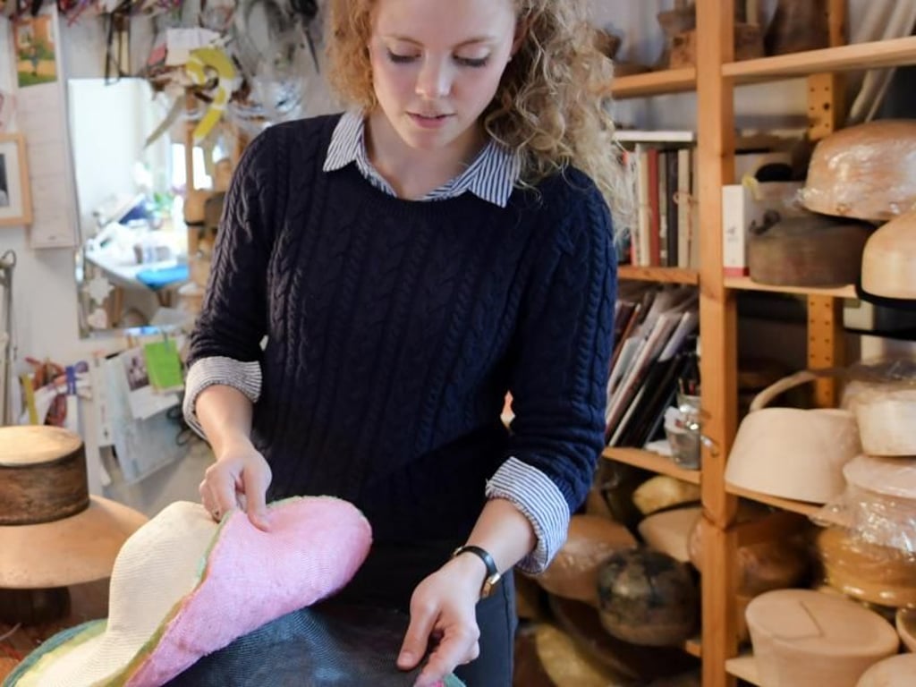 Mit dem Rohling fängt es an: Modistin Monique Stahl auf der Suche nach einer passenden Grundlage für ihren nächsten Hut. Foto: Ina Fassbender