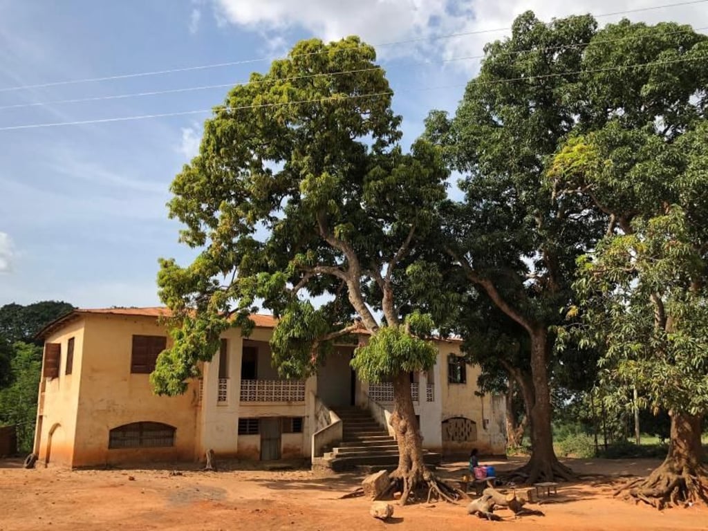 Haus aus der Kolonialzeit in Atakpamé - die Deutschen sind heute in Togo recht willkommen. Foto: Gabriele Derouiche/dpa-tmn