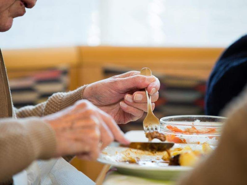 Wer im Alter oft unter Verdauungsbeschwerden leidet, sollte auf fettiges Essen verzichten. Foto: Daniel Karmann