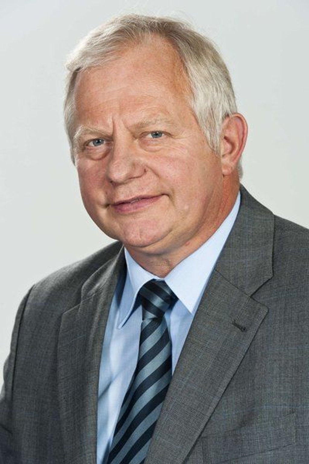 Der Landtagsabgeordnete von Sachsen-Anhalt, Hans-Joerg Krause (Die Linke), aufgenommen am Donnerstag (09.06.11) in Magdeburg.
Foto: Jens Schlueter
Handy 0177-2684339
Folgende Nutzungsrechte werden übertragen:
Mit der Honorarzahlung erwirbt der Landtag von Sachsen-Anhalt das räumlich und zeitlich uneingeschränkte Nutzungsrecht der Fotos für alle eigenen Publikationen des Landtages, zur Nutzung als honorarfreie Pressefotos bei redaktioneller Nutzung durch Medien, und zur Nutzung auf privaten Webseiten der Abgeordneten.
Jede zusätzliche Nutzung (insbesondere werbliche Art durch Abgeordnete, deren Parteien oder Dritte), Veröffentlichung bzw. anderweitige Weitergabe an Dritte der Fotos bedarf der Genehmigung des Fotografen und ist honorarpflichtig für den Nutzer. Die Nutzungsrechte der Fotos gegenüber Dritten liegen beim Fotografen. Es gelten die Bestimmungen des Urheberrechtsgesetzes und gleichzeitig treten die umseitig aufgeführten Geschäftsbedingungen in Kraft.
Die Nutzungsrechte bleiben bis zur vollständigen Bezahlung Eigentum des Fotografen.
Mit der Übergabe der digitalen Fotos auf CD-ROM an den Landtag von Sachsen-Anhalt, sichert diese dem Fotografen zu, das bei Herausgabe und/oder Verwendung der Fotos diese in jedem Fall mit einem Urhebervermerk versehen werden und der potentielle Nutzer auf das vereinbarte Nutzungsrecht hingewiesen wird.
Der Fotograf besitzt kein Model-Release der abgebildeten Personen. Es wird grundsätzlich keine Einholung von Persönlichkeits-, Kunst- oder Markenrechten zugesichert, die Einholung dieser Rechte obliegt dem Nutzer.