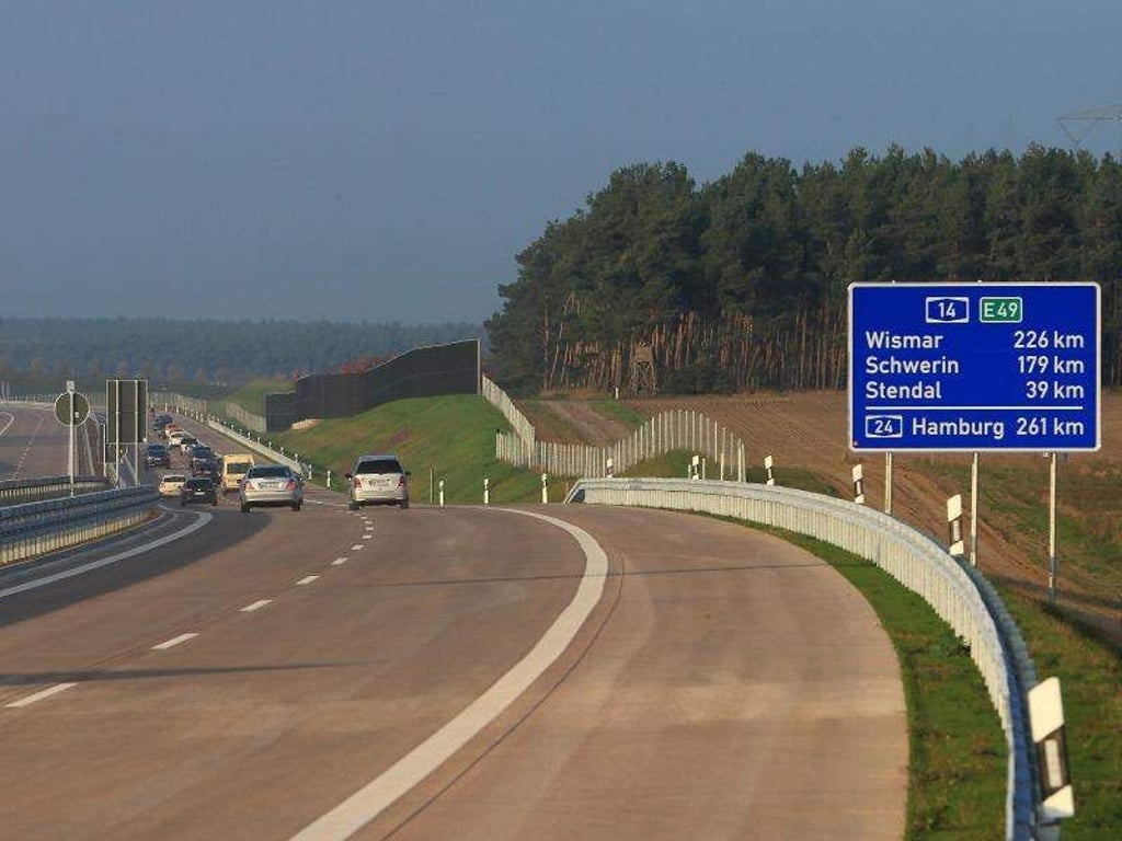 Die Autobahn 14 in Colbitz (Sachsen-Anhalt). Foto: Jens Wolf/Archiv