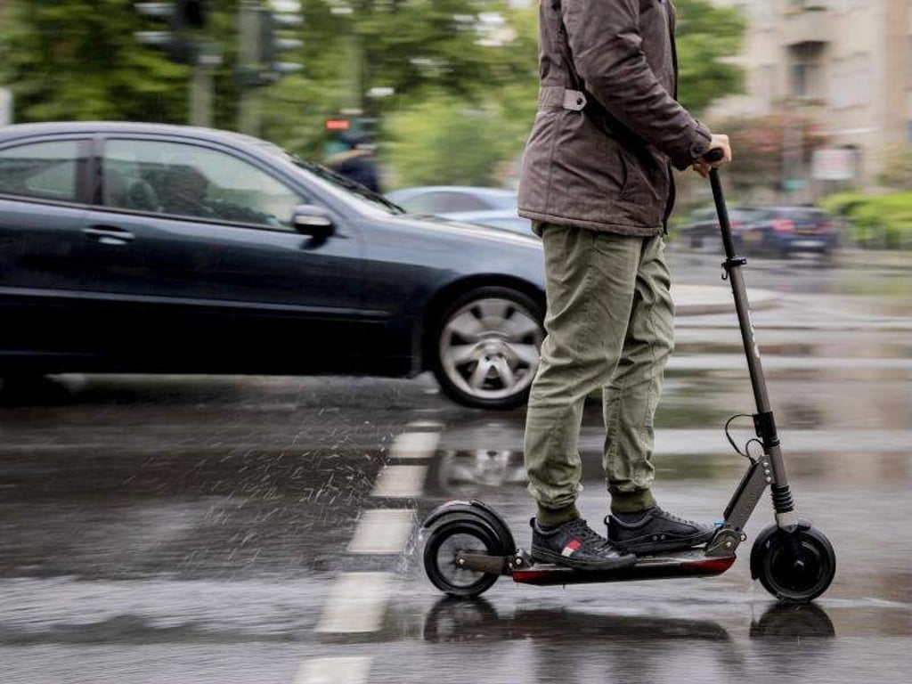 Ein neues Verkehrsmittel rollt an: Was sollten Nutzer der künftig im Straßenverkehr zugelassenen Elektro-Tretroller beachten? Foto: Christoph Soeder/dpa/dpa-tmn