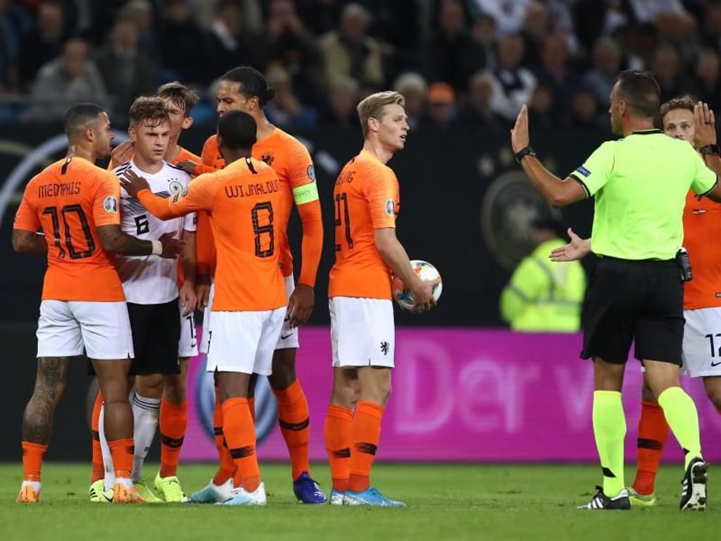 Nach einem Foul von Joshua Kimmich (2.v.l.) kochten die Emotionen hoch. Foto: Christian Charisius
