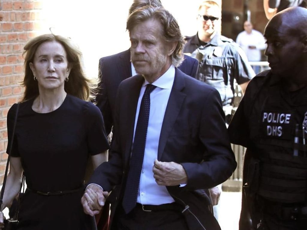 Felicity Huffman mit ihrem Mann William H. Macy auf dem Weg zum Gericht. Foto: Elise Amendola/AP