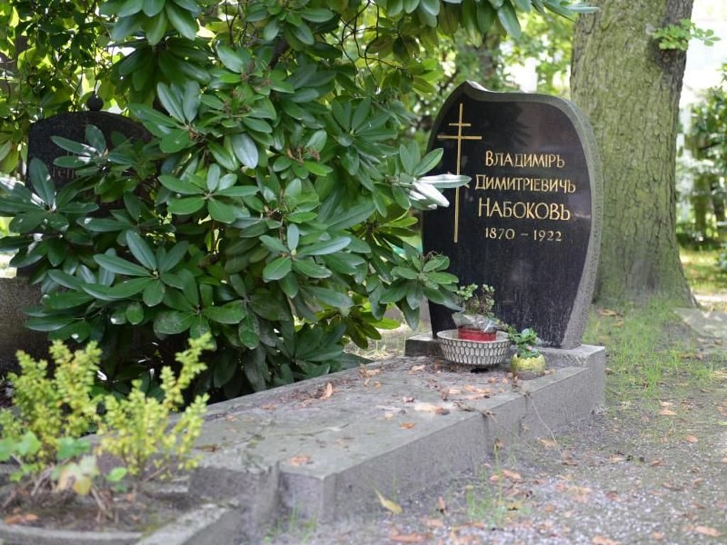 Ein trauriger Grund für den Schriftsteller, nach Berlin zu kommen: der Tod des Vaters. Das Grab von Vladimir D. Nabokov liegt auf dem russichen Friedhof in Tegel. Foto: Christina Peters