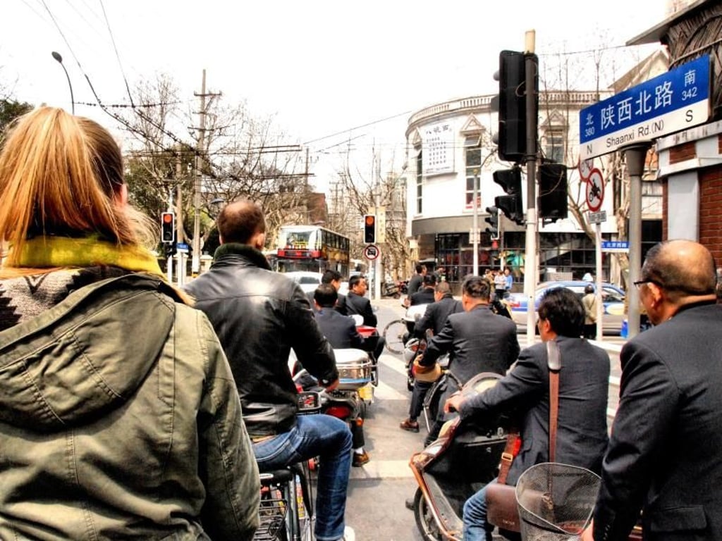 Der Alltag als Sehenswürdigkeit auf Reisen: Radtour durch den Stadtverkehr Shanghais. Foto: Studiosus