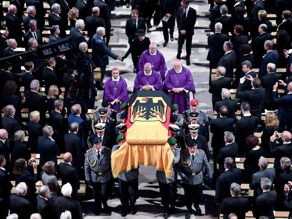 Der Sarg mit Altkanzler Helmut Kohl wird nach der Totenmesse aus dem Dom zu Speyer getragen. Foto: Arne Dedert