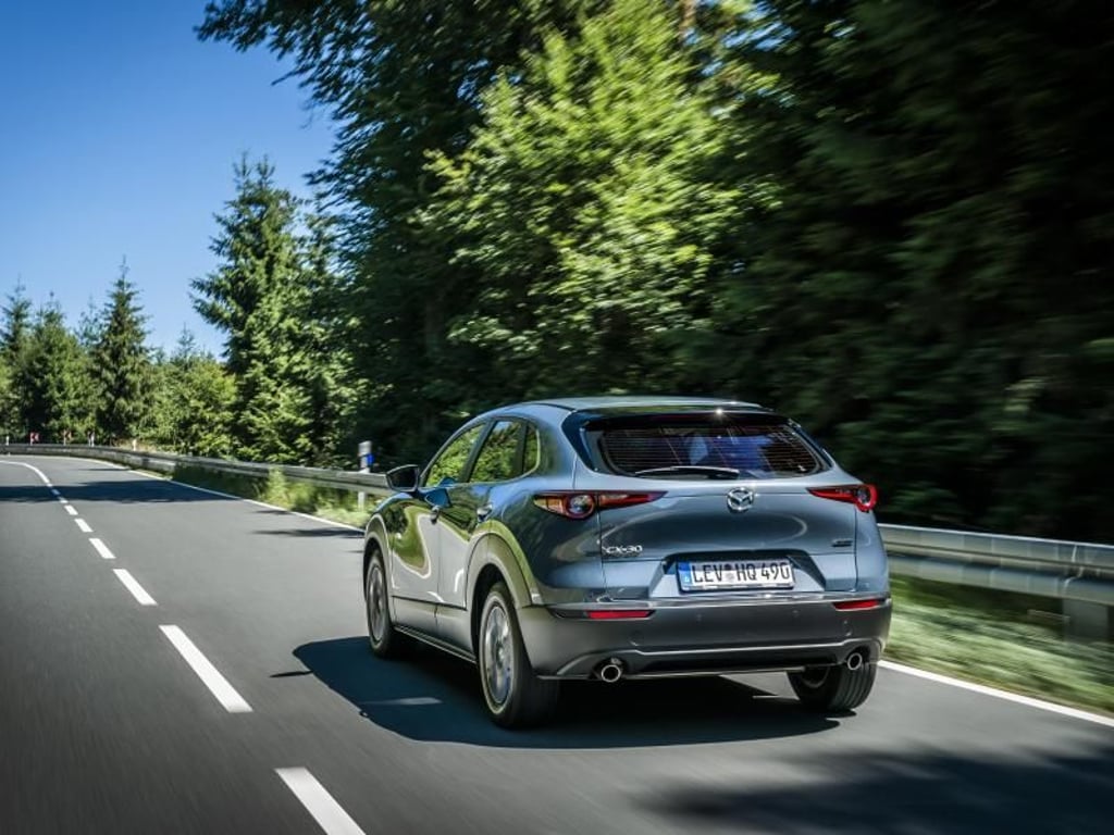 Mit einer Länge von 4,40 Metern geht der Mazda CX-30 einen goldenen Mittelweg. Zu seinen Geschwistern CX-3 und CX-5 hält er jeweils einen Abstand von rund zehn Zentimetern. Foto: Mazda
