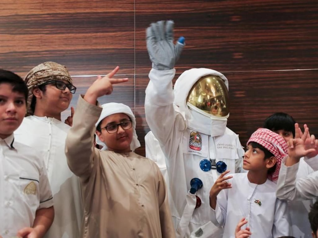 Jungen aus den Vereinigten Arabischen Emiraten sehen sich in Abu Dhabi eine Live-Übertragung des Raketenstarts an. Foto: Kamran Jebreili/AP