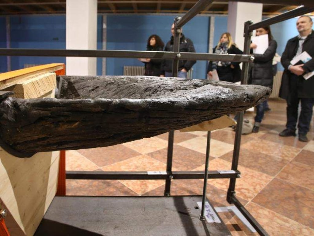 Ein teilweise enthüllter, rund 3000 Jahre alter keltischer Einbaum, ausgestellt im Kloster Ettal. Foto: Karl-Josef Hildenbrand