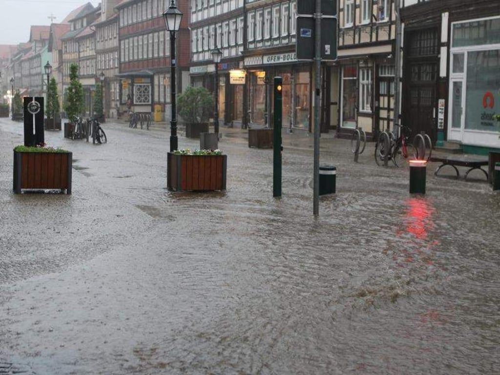 Heftige Unwetter sorgen im Harz in Wernigerode für Überschwemmungen. Foto: Matthias Bein/Archiv