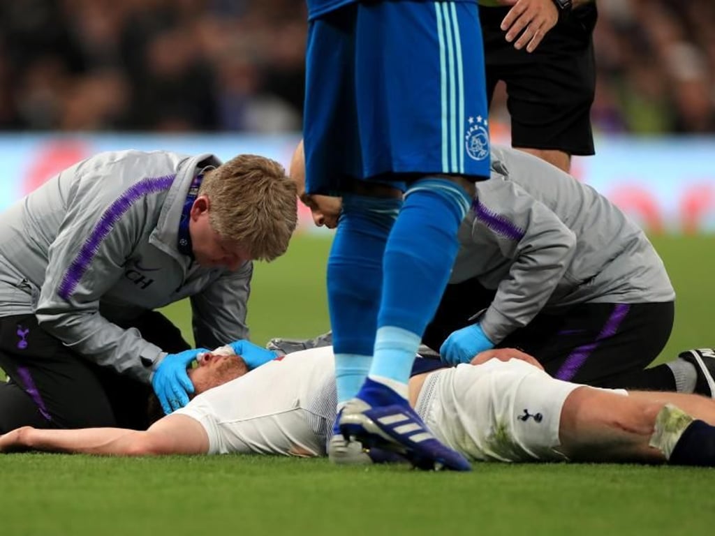 Tottenhams Jan Vertonghen wird nach einem Zusammenstoß behandelt und muss später ausgewechselt werden. Foto: Mike Egerton/PA Wire