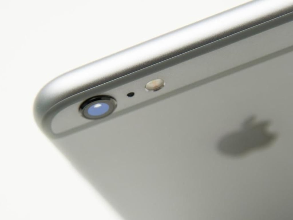 Die Neuerungen des iPhone 6S und 6S Plus stecken unter der Haube. Die Kamera etwa wurde durch ein besseres Modell ersetzt. Statt 8 gibt es nun 12 Megapixel. Foto: Andrea Warnecke