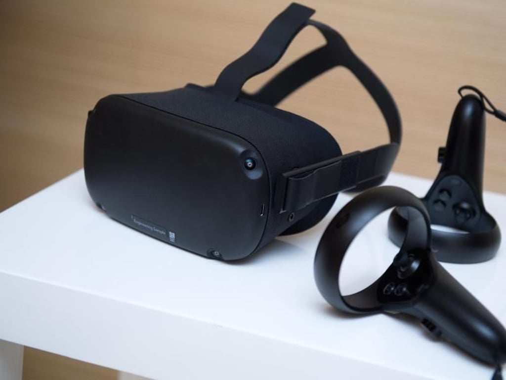 Die Virtual-Reality-Brille Oculus Quest kostet mit Controllern rund 450 Euro. Foto: Andrea Warnecke/dpa-tmn