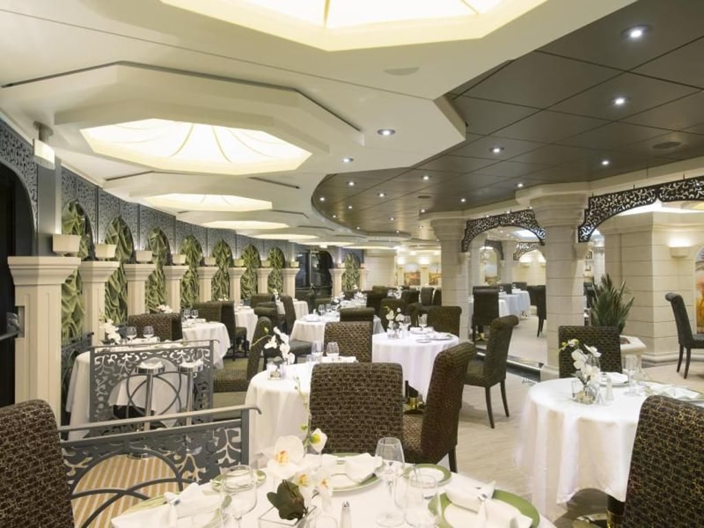 Nur für Gäste des Yacht-Clubs: Im Restaurant «Le Palmeraie» genießen die Passagiere besondere Annehmlichkeiten. Foto: MSC Kreuzfahrten