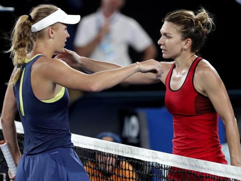 Caroline Wozniacki (l) wird nach ihrem Sieg von Simona Halep beglückwünscht. Foto: Vincent Thian