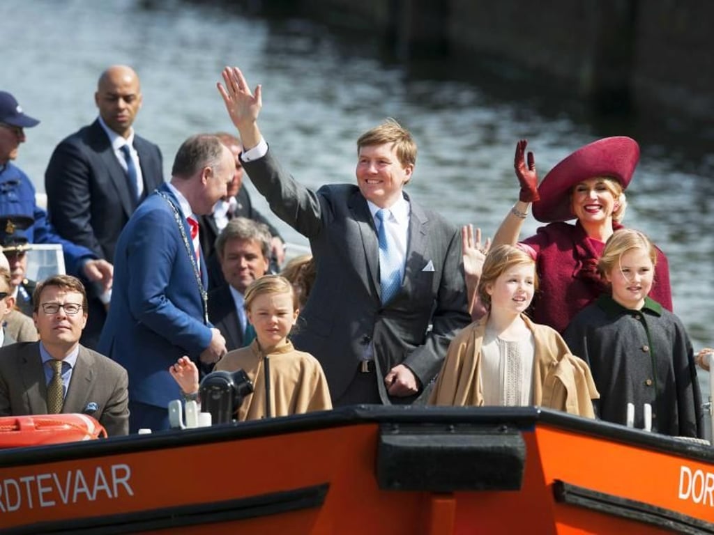 Prinz Constantijn, Prinzessin Ariane, König Willem-Alexander , Prinzessin Alexia, Königin Maxima und Prinzessin Amalia in den Kanälen von Dordrecht. EPA/Olaf Kraak Foto: Olaf Kraak