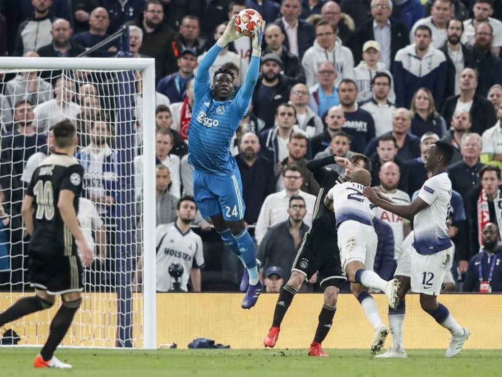 Ajax-Keeper Andre Onana (M) klärt im Amsterdamer Strafraum. Foto: Frank Augstein/AP