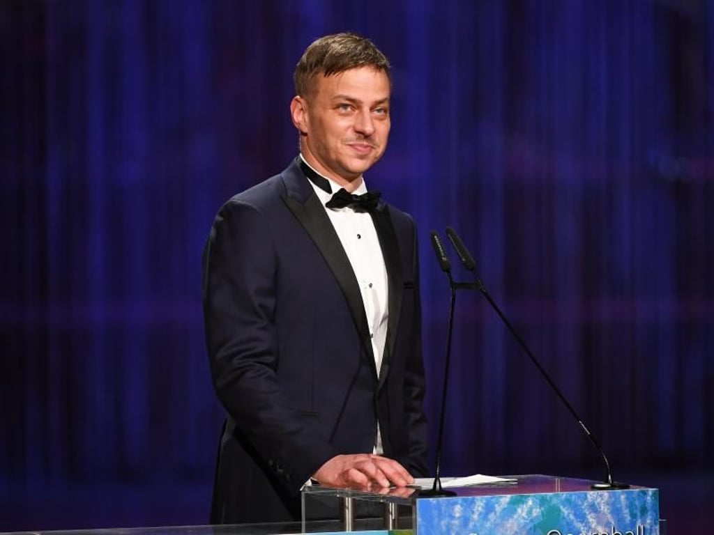 Tom Wlaschiha hält die Laudatio auf Alain Delon. Sylvie Meis ist übrigens ein großer Fan des deutschen Schauspielers. Foto: Britta Pedersen