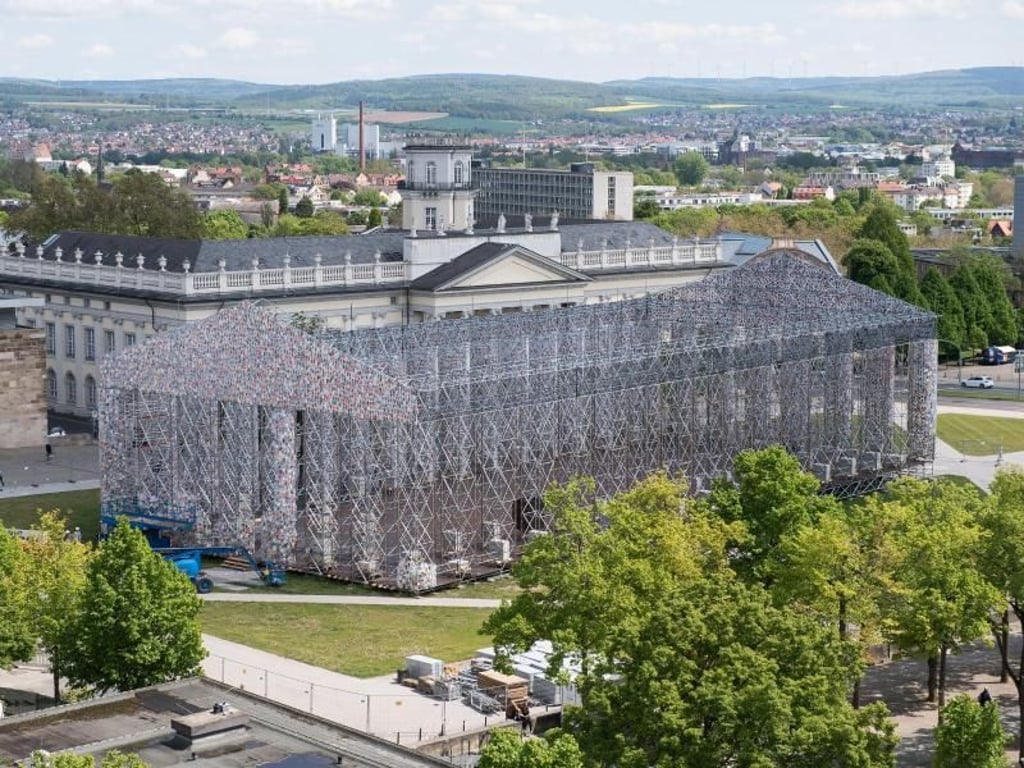 Das documenta-Kunstwerk «The Parthenon of Books» vor dem Fridericianum auf dem Friedrichplatz in Kassel. Foto: Swen Pförtner