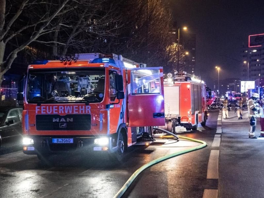 Einsatzfahrzeuge der Feuerwehr stehen an der Leipziger Straße vor einem Wohnhaus. Dort war in einer Wohnung ein Feuer ausgebrochen. Foto: Paul Zinken