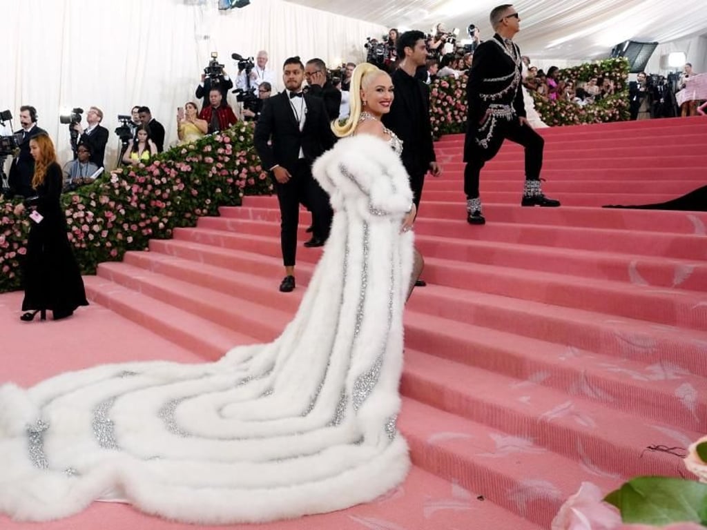 Die Sängerin und Schauspielerin Gwen Stefani schreitet wie eine Königin über den rosaroten Teppich. Foto: Jennifer Graylock/PA