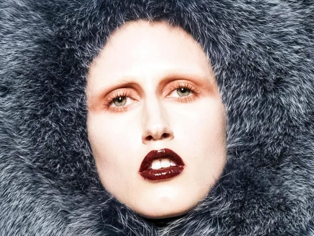 Wenn es kalt wird - das niederländische Model Anna Cleveland zeigt Mode von Jean Paul Gaultier. Foto: Etienne Laurent