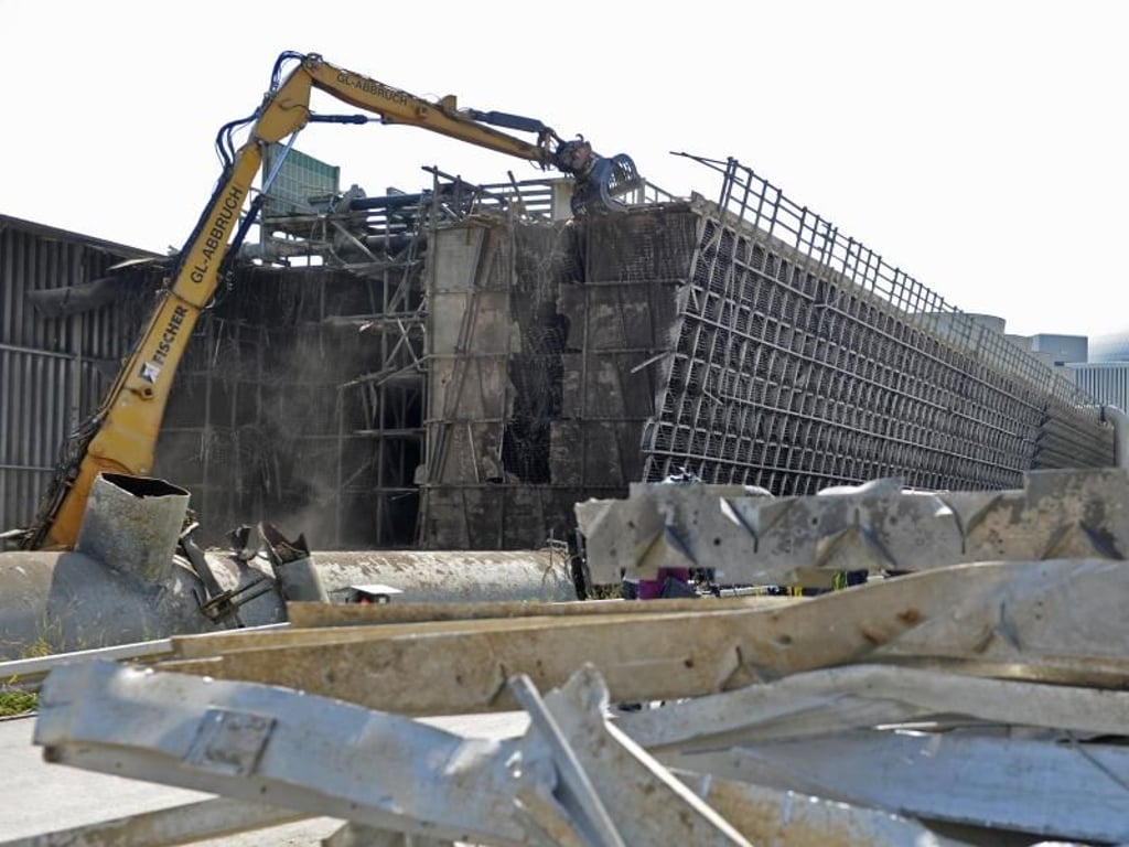 Ein Bagger reißt im AKW Neckarwestheim einen Zellenkühlturm ab. Der Rückbau begann im Jahr 2012. Foto: Franziska Kraufmann