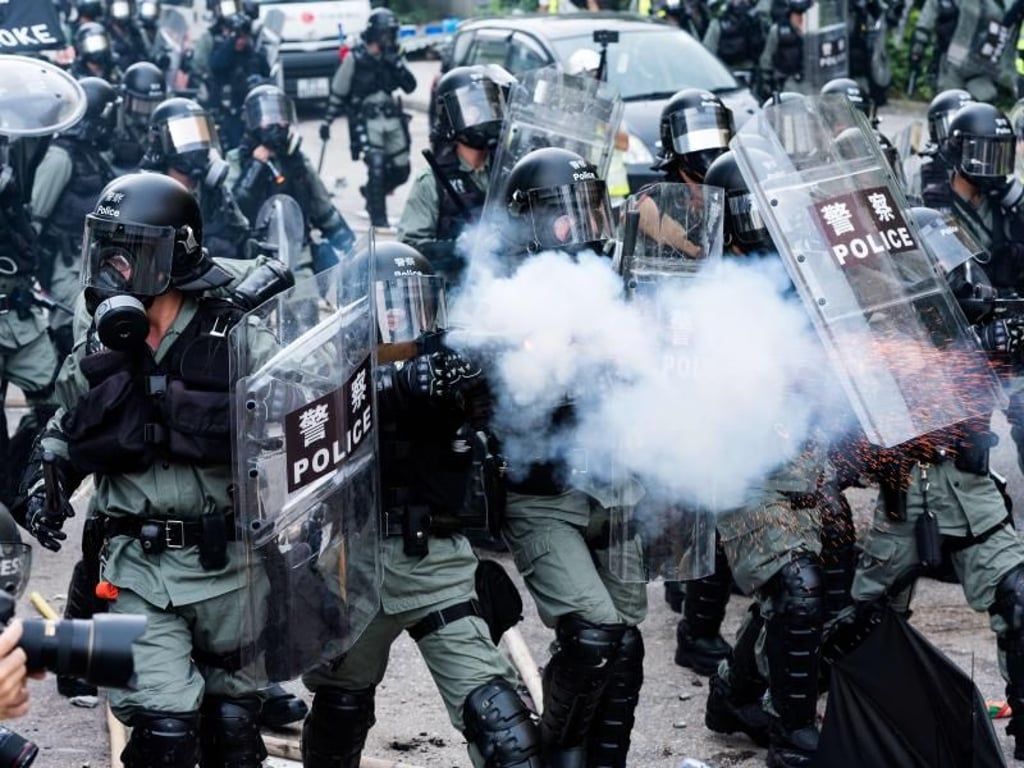 Nach zwei friedlichen Wochen in Hongkong: Polizeibeamte setzen wieder Tränengas gegen Demonstranten ein. Foto: Aidan Marzo/SOPA Images via ZUMA Wire