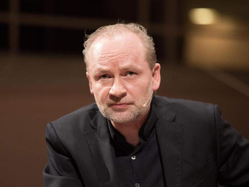 Bestsellerautor Ferdinand von Schirach hat das Gerichtsdrama «Terror» verfasst. Foto: Jörg Carstensen