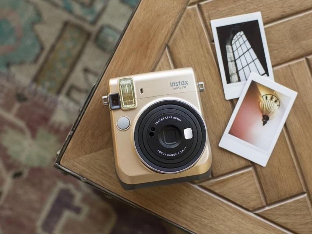 Die Instax Mini 70 von Fujifilm (110 Euro) produziert Sofortbilder mit einer Größe von 62 mal 46 Millimetern. Foto: Fujifilm Imaging