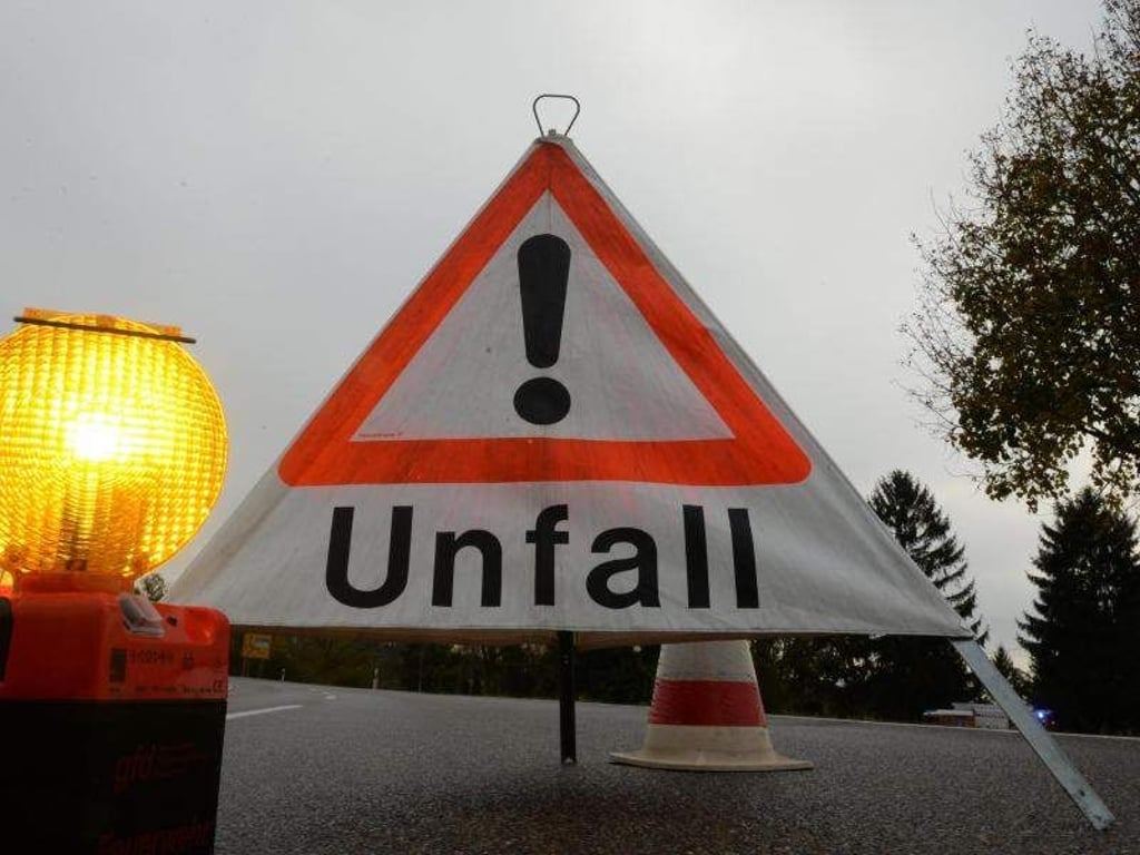 Ein Warndreieck mit der Aufschrift «Unfall» steht auf der Straße. Foto: Patrick Seeger/Archiv
