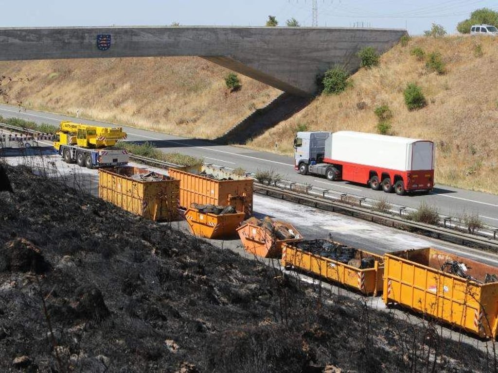 Blick auf die verschmutzte Fahrbahn auf der Autobahn 38 im Landkreis Mansfeld Südharz. Foto: Matthias Bein/Archiv