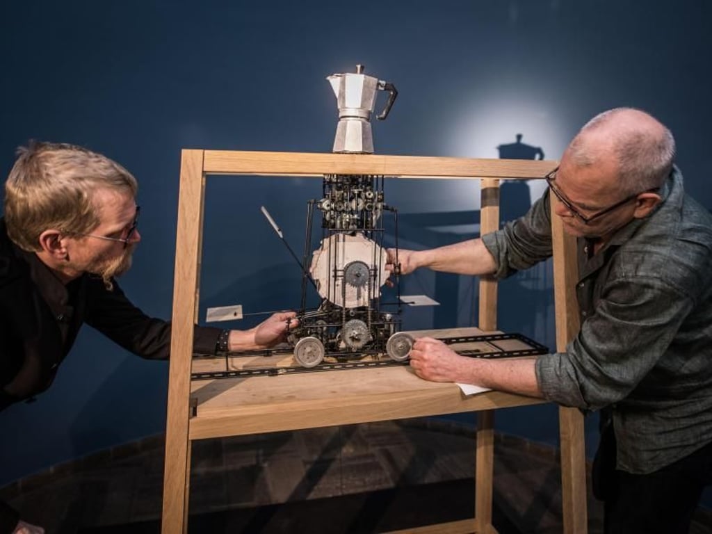 Mitarbeiter des südafrikanische Künstlers William Kentridge montieren im Skulpturenmuseum Liebieghaus dessen Werk «Coffee Pot». Foto: Frank Rumpenhorst