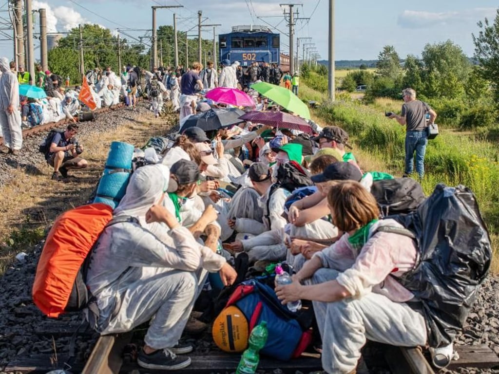 Blockade einer Kohle-Transportbahn im Abbaugebiet Garzweiler am Freitag. Foto: Christoph Reichwein